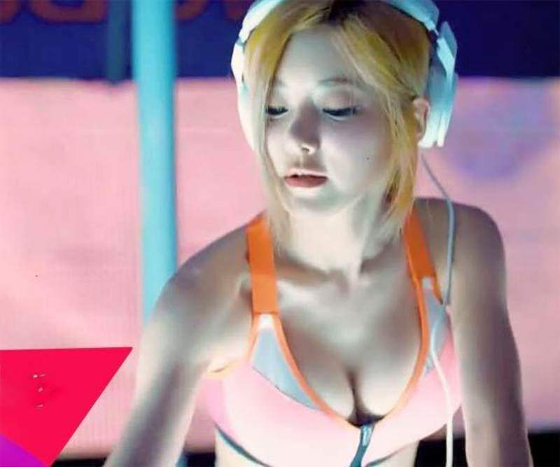 Với ngoại hình bốc lửa và vòng một ngoại cỡ, Soda thường được gọi là "DJ sexy nhất Hàn Quốc" hay "cô gái cup D".
