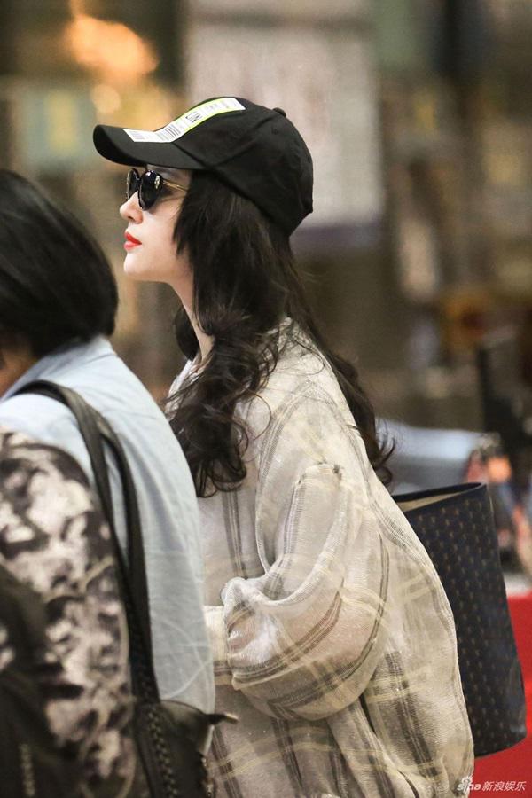 Cứ ngỡ ảnh Lưu Diệc Phi đều là amp;#34;chỉnh sửaamp;#34;, hình chụp vội lại gây bất ngờ như thế này - 2