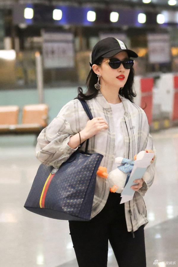 Cứ ngỡ ảnh Lưu Diệc Phi đều là amp;#34;chỉnh sửaamp;#34;, hình chụp vội lại gây bất ngờ như thế này - 1