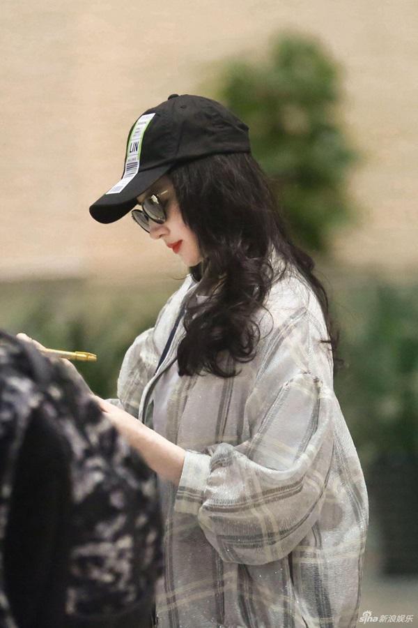 Cứ ngỡ ảnh Lưu Diệc Phi đều là amp;#34;chỉnh sửaamp;#34;, hình chụp vội lại gây bất ngờ như thế này - 3