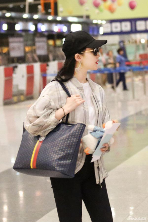 Cứ ngỡ ảnh Lưu Diệc Phi đều là amp;#34;chỉnh sửaamp;#34;, hình chụp vội lại gây bất ngờ như thế này - 4