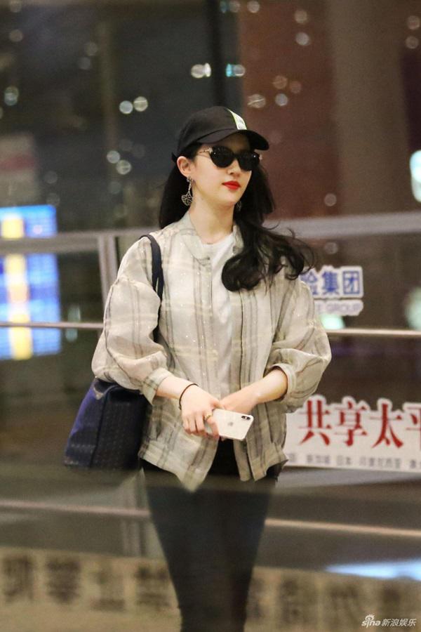 Cứ ngỡ ảnh Lưu Diệc Phi đều là amp;#34;chỉnh sửaamp;#34;, hình chụp vội lại gây bất ngờ như thế này - 5