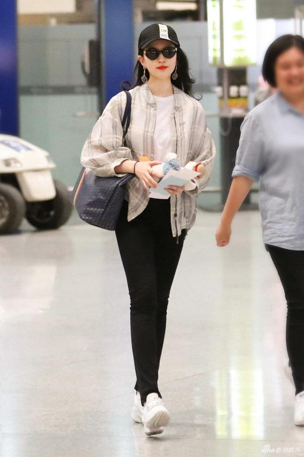 Cứ ngỡ ảnh Lưu Diệc Phi đều là amp;#34;chỉnh sửaamp;#34;, hình chụp vội lại gây bất ngờ như thế này - 6