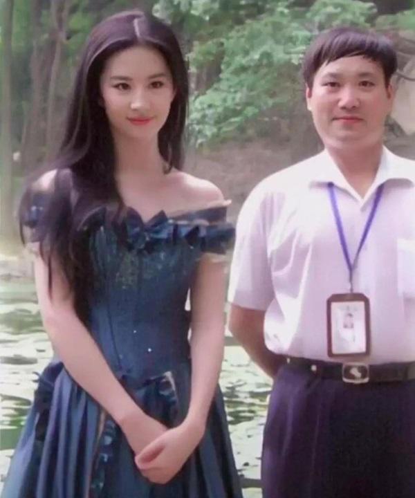 Cứ ngỡ ảnh Lưu Diệc Phi đều là amp;#34;chỉnh sửaamp;#34;, hình chụp vội lại gây bất ngờ như thế này - 7