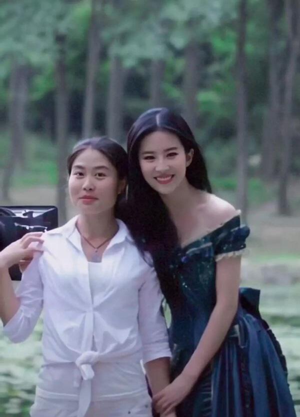 Cứ ngỡ ảnh Lưu Diệc Phi đều là amp;#34;chỉnh sửaamp;#34;, hình chụp vội lại gây bất ngờ như thế này - 8