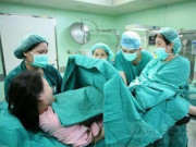 Bà bầu - Mẹ đẻ thường suôn sẻ nhưng con vừa ra bác sĩ vội nhắc y tá: "Đừng để bé khóc!"