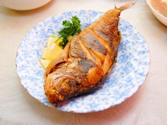 Rán cá đừng dại cho ngay vào chảo dầu, làm điều này trước cá sẽ vàng giòn không dính chảo