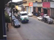 Clip Eva - Bị hất tung lên trời sau tai nạn, thanh niên vẫn bật dậy khiến người xem choáng váng