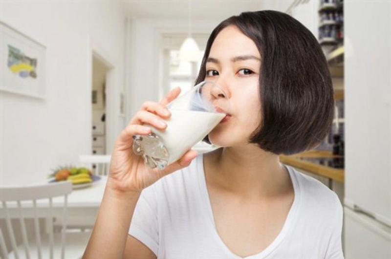 Những người không dung nạp lactose không thể chuyển đổi đường sữa trong sữa thành glucose và galactose để hấp thụ vào ruột non mà trực tiếp vào ruột già, kích thích ruột già tăng tốc nhu động, dẫn đến đau bụng, tiêu chảy, khó chịu ở dạ dày.
