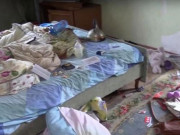 Tin tức - Ngửi thấy mùi hôi, hàng xóm kinh hoàng phát hiện bé gái sống cùng thi thể bố mẹ 9 ngày