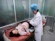 Bà bầu - Đi vệ sinh khi mang thai 28 tuần, mẹ choáng váng khi thấy "cộm cộm" ở "vùng kín"