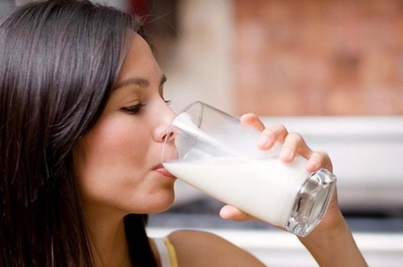 Buổi sáng uống sữa là điều nhiều người vẫn thường làm và nó cũng không hề gây ra vấn đề gì. Tuy nhiên, với những người không dung nạp đường sữa có thể gây khó chịu cho dạ dày bằng cách uống sữa khi bụng đói và dễ bị tiêu chảy. 
