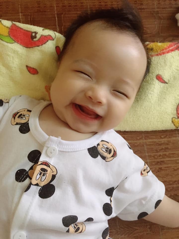 Bé sơ sinh thích amp;#34;trườn ngửa như con ba baamp;#34; khiến mẹ bỉm sữa amp;#34;cầu cứuamp;#34; dân mạng - 4
