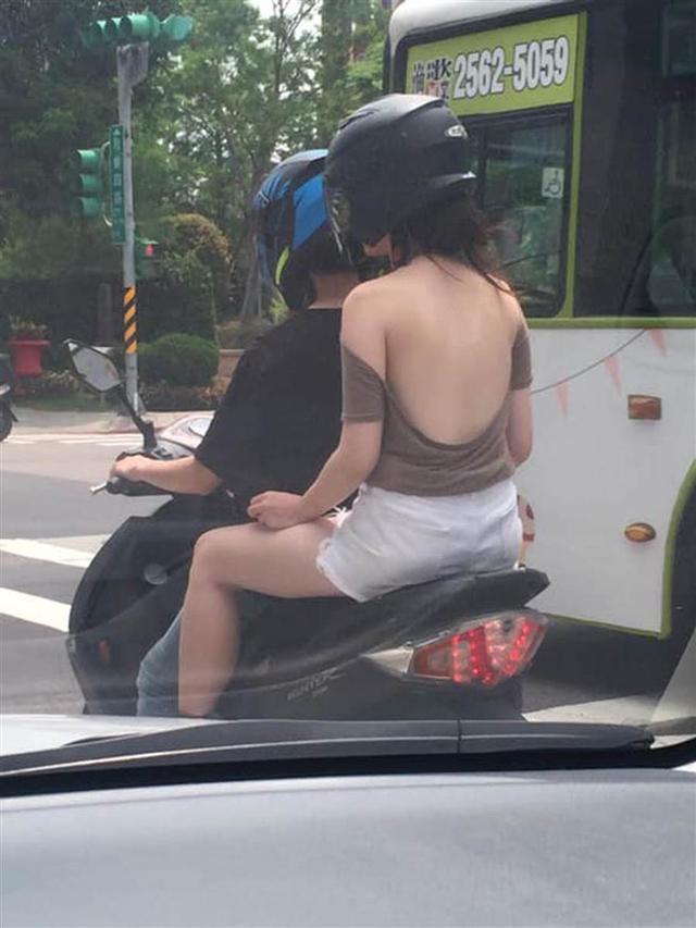 Giữa trời nắng nóng, cô gái ra đường với chiếc áo amp;#39;hững hờamp;#39; khiến ai cũng choáng váng - 1