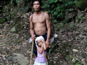 Clip Eva - Soup sáng: Bé gái 5 tuổi dắt cha mù đi làm mỗi ngày