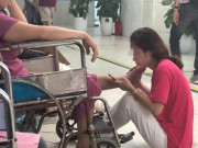 Tin tức - Con gái ôm chân mẹ suốt 2 tiếng trong bệnh viện - hình ảnh khiến ai thấy cũng cảm động