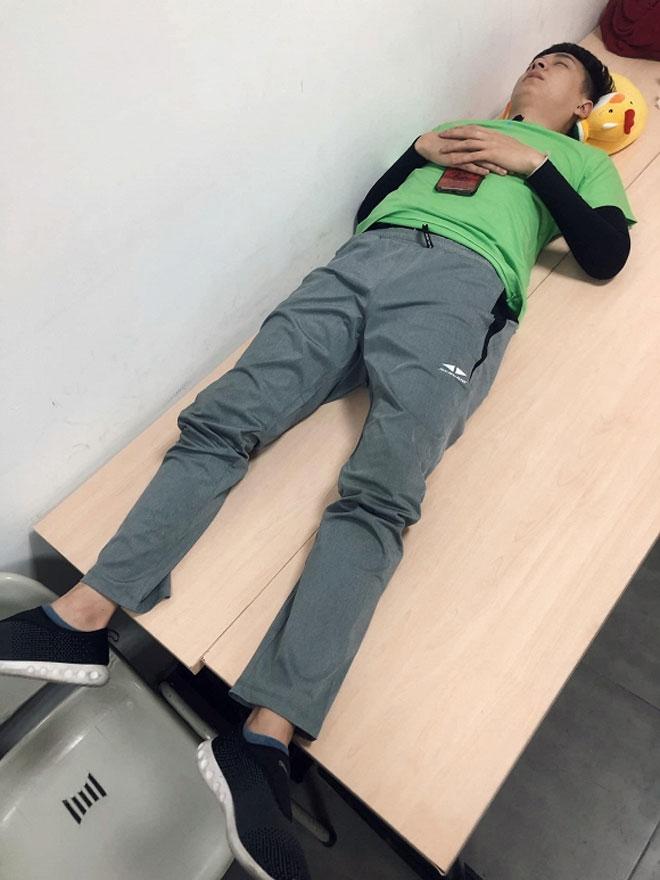 Sao Việt 24h: Vừa cười vừa xót xa cảnh Trấn Thành, Lan Ngọc bị chụp lén lúc ngủ vạ vật - 2