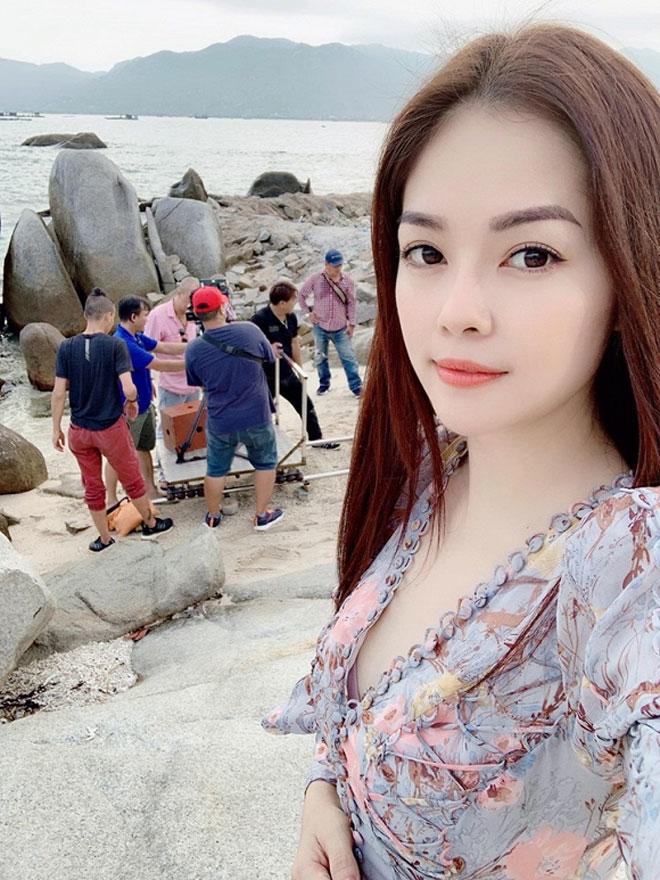 Sao Việt 24h: Vừa cười vừa xót xa cảnh Trấn Thành, Lan Ngọc bị chụp lén lúc ngủ vạ vật - 14