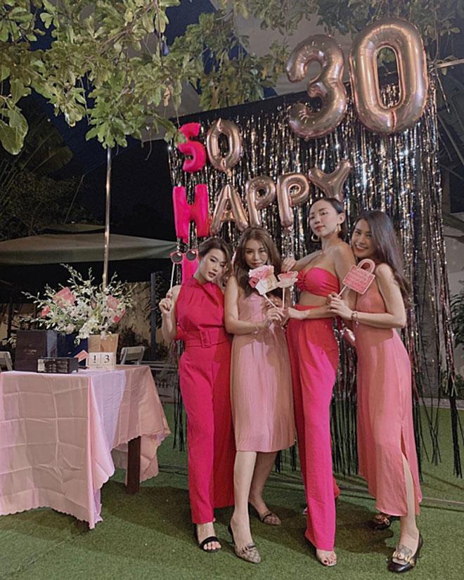 Sao Việt 24h: Vừa cười vừa xót xa cảnh Trấn Thành, Lan Ngọc bị chụp lén lúc ngủ vạ vật - 16
