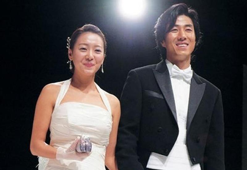 Chồng cô là Yoon Tae Young, con trai duy nhất của cựu phó chủ tịch tập đoàn Samsung Yoon Jong Yong. Quý tử này hiện đang là một diễn viên có thực lực tại Hàn Quốc. Cặp đôi gặp nhau năm 2005 và nhanh chóng cảm mến.
