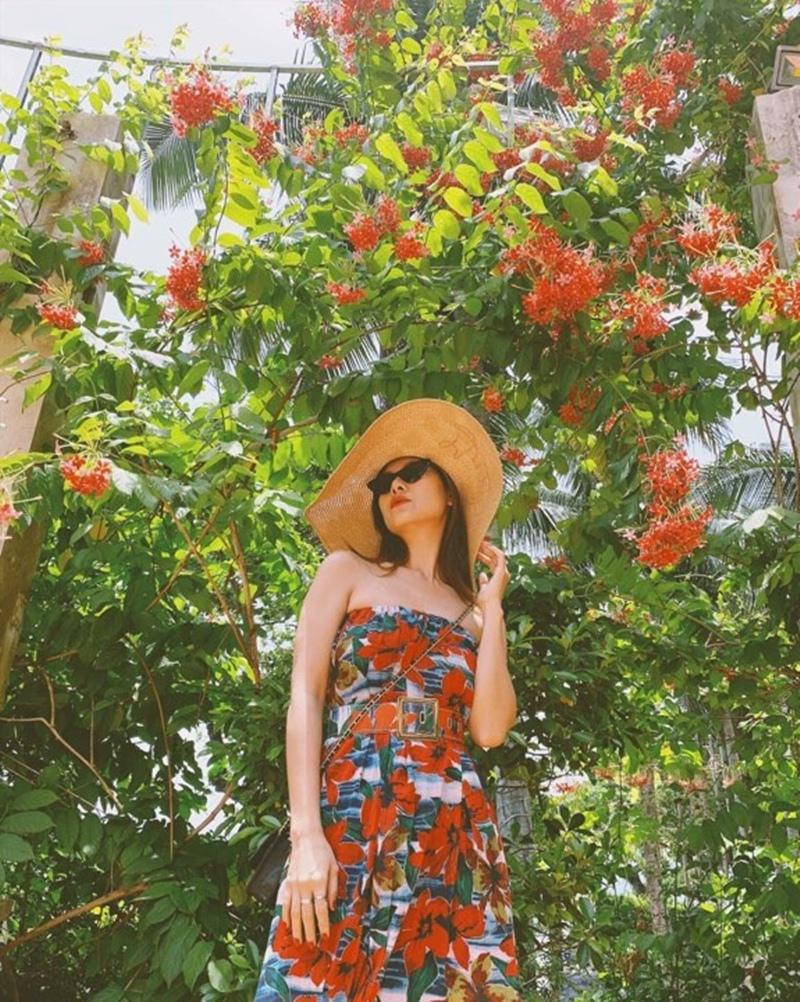 Họa tiết hoa mang hơi hướng tropical và kính mát, cũng là một trong những items yêu thích của Nam Thư trong dịp hè đang cận kề.
