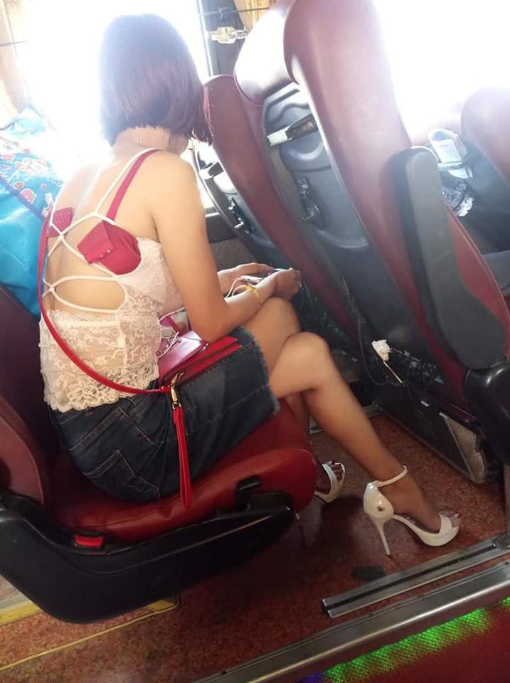 co gai ho henh tuot bung noi y du dang ngoi giua xe khach - 1