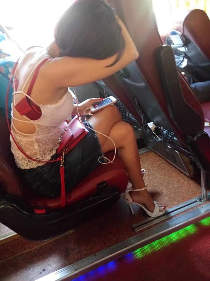 co gai ho henh tuot bung noi y du dang ngoi giua xe khach - 2