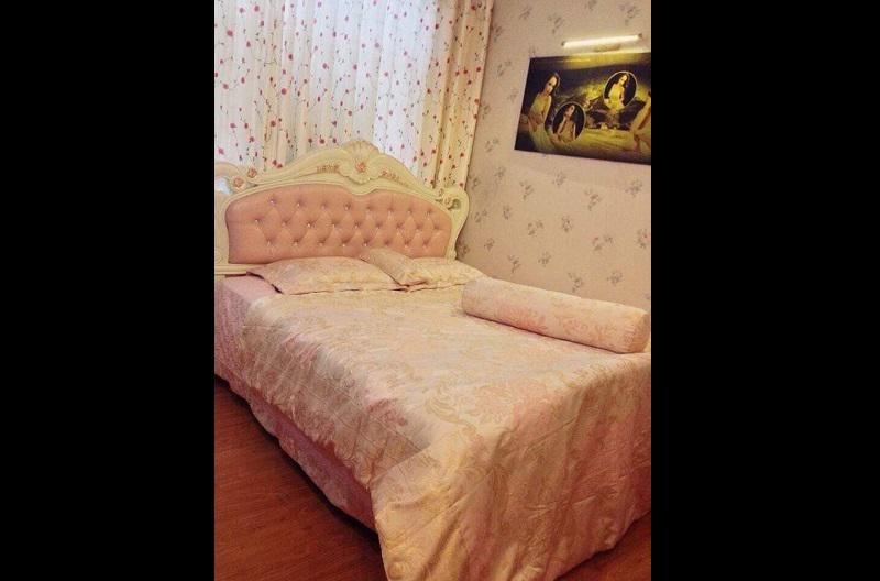 Phòng ngủ nhỏ nhưng ấm cúng, xinh xắn đúng với phong cách của nữ diễn viên. 
