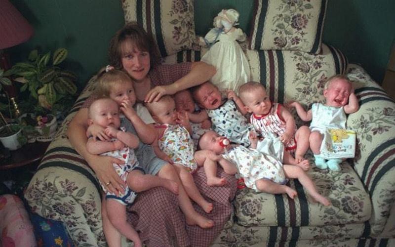 Năm 1997, ca sinh của bà mẹ Bobbi McCaughey (sống tại bang Iowa, Mỹ) đã gây chấn động giới y học thế giới. Bởi đây là ca sinh 7 đầu tiên chào đời với cả 7 bé đều sống sót. 
