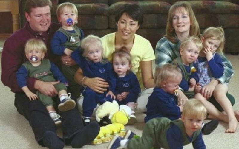 Dù được hỗ trợ rất nhiều nhưng nuôi dạy cùng lúc 7 đứa trẻ chưa bao giờ là điều dễ dàng. Mấy tháng đầu chào đời, mỗi ngày 7 đứa con của vợ chồng anh Kenny McCaughey uống 42 bình sữa, dùng 52 chiếc tã giấy. 
