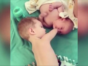 Clip Eva - Soup sáng: Cậu bé không tay vẫn dỗ em nín khóc khiến cư dân mạng xúc động