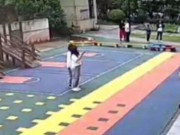 Làm mẹ - Phẫn nộ giáo viên mầm non bắt học sinh tự vả vào mặt 100 cái, uống dầu gió