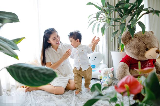 Nguyệt Ánh amp;#34;Cổng mặt trờiamp;#34; hé lộ thêm loạt ảnh amp;#34;soái caamp;#34; của con trai lai Ấn - 2