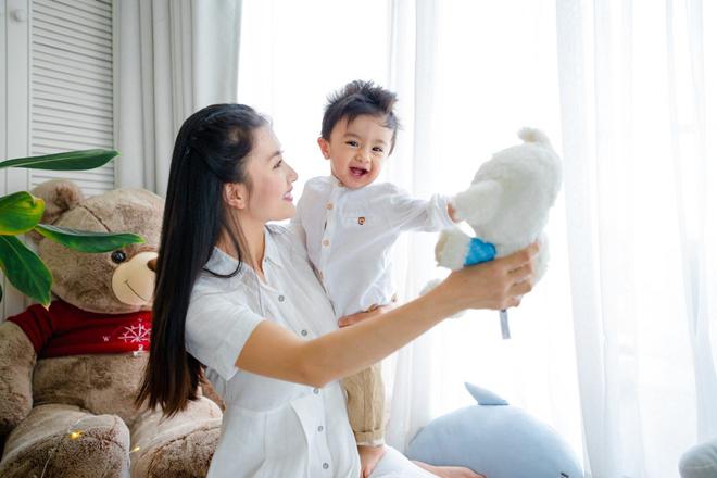 Nguyệt Ánh amp;#34;Cổng mặt trờiamp;#34; hé lộ thêm loạt ảnh amp;#34;soái caamp;#34; của con trai lai Ấn - 4