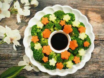 Cô giáo được mệnh danh bàn tay vàng trong làng rau luộc nhờ thành phẩm đẹp không nỡ ăn