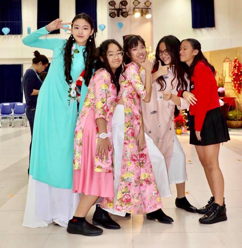 Khi chọn cho mình trang phục truyền thống, Thảo Linh vẫn nổi bật với chiều cao 1m70 cùng chiếc áo dài mang màu sắc khác lạ so với bạn bè.
