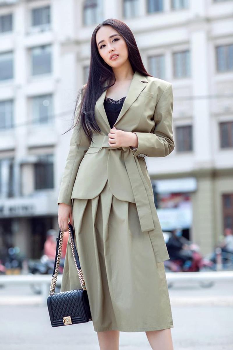 Mai Phương Thuý và bức ảnh street style mới nhất được ghi lại trên đường phố, cô diện vest mix cùng váy để lấp ló nội y tinh tế, túi xách hàng hiệu luôn là món đồ không thể thiếu trong mỗi set đồ của cô. 
