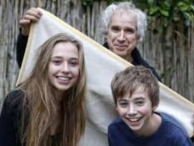 Soup sáng: Cha cặm cụi lưu giữ những khoảnh khắc đáng yêu của con gái suốt 18 năm