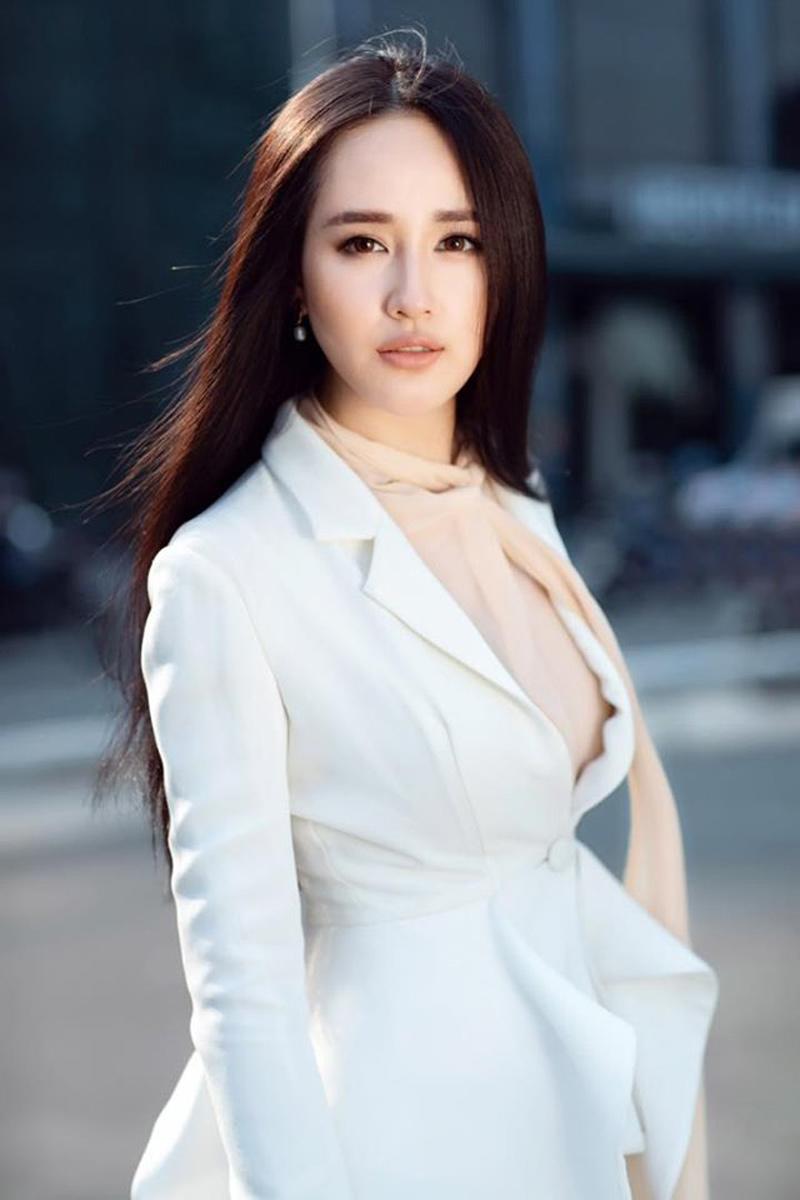 Gần đây, gu thời trang của Mai Phương Thuý dần trở nên chỉn chu và tinh tế hơn. Đặc biệt là sau khi nhận lời làm giám khảo Miss World Việt Nam 2019, công chúng dần bất ngờ về những set đồ thanh lịch của cô. 
