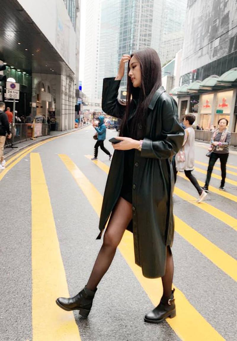 Mai Phương Thuý ăn mặc cá tính và sang chảnh khi cô có chuyến công tác tại Hồng Kông. Váy ngắn được mix cùng măng tô dáng dài và boots đồng điệu cực chất. 
