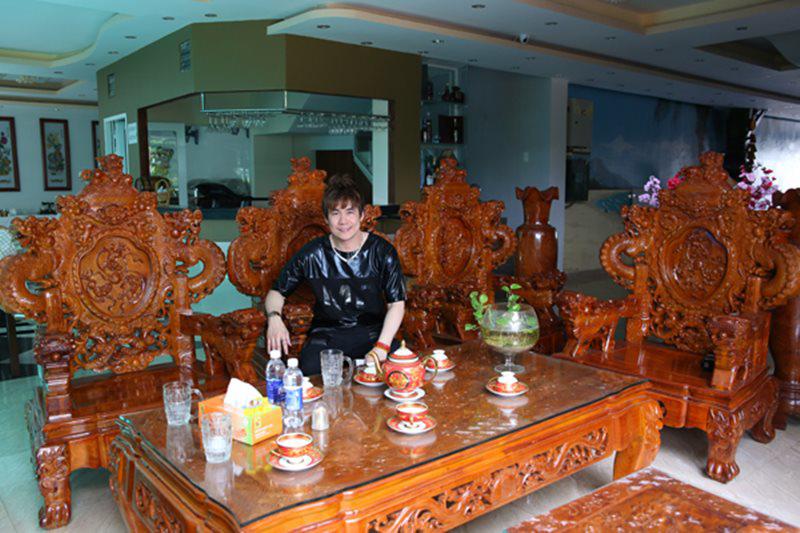 Bộ bàn ghế thể hiện đẳng cấp của gia đình Khánh Phương. 
