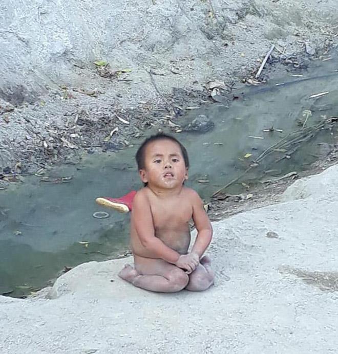 bat ngo hinh anh moi cua be pang liet chan, khong manh ao giua troi dong tung ‘day song’ mxh - 1
