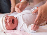 Yêu con - Bác sĩ mách mẹ phương pháp chăm sóc trẻ sơ sinh bị đau bụng