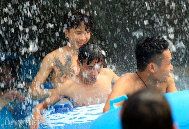 nam thanh nu tu ùa den cong vien nuoc ho tay giai nhiet - 10