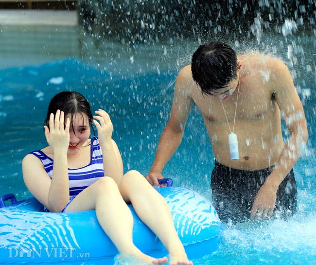 nam thanh nu tu ùa den cong vien nuoc ho tay giai nhiet - 11