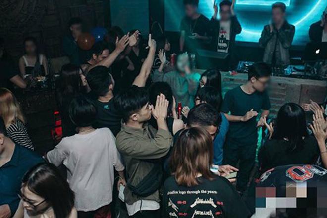 nhung co gai tre dep bi gai bay khi di bar o ha noi - 1