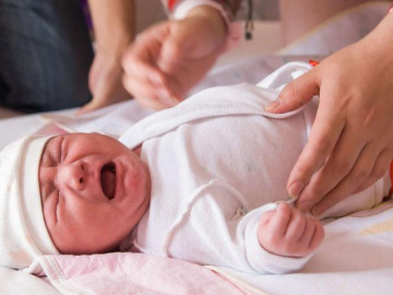 Bác sĩ mách mẹ phương pháp chăm sóc trẻ sơ sinh bị đau bụng