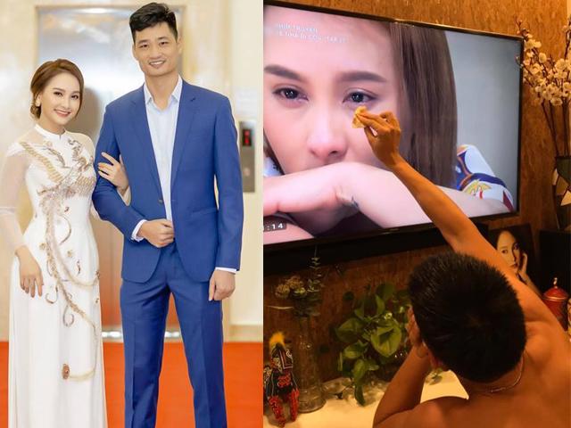 Mặn mòi như ông xã Bảo Thanh: Lặng lẽ ngồi lau nước mắt cho vợ trên màn hình
