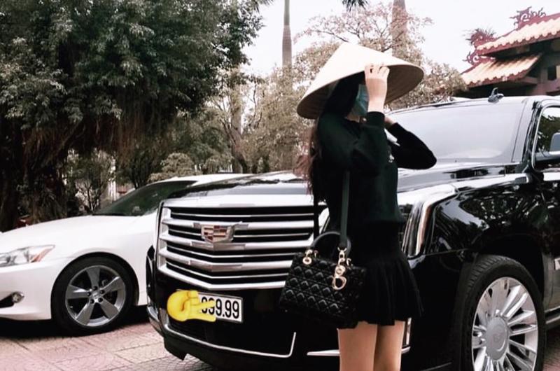 Cô nàng từng gây chú ý trên Instagram của Hội con nhà giàu Việt Nam với bức hình đội nón lá khoe dáng trước chiếc xe Cadillac.
