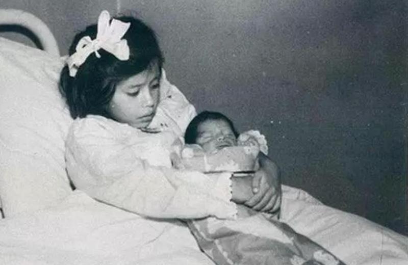 Bà mẹ trẻ nhất thế giới tên là Lina Medina sống tại ngôi làng Andean, Peru. Vào ngày 14 tháng 5 năm 1939, bằng phương pháp sinh mổ, Lina đã ghi danh vào lịch sử y học khi sinh con trai ở độ tuổi 5 tuổi 7 tháng 21 ngày.
